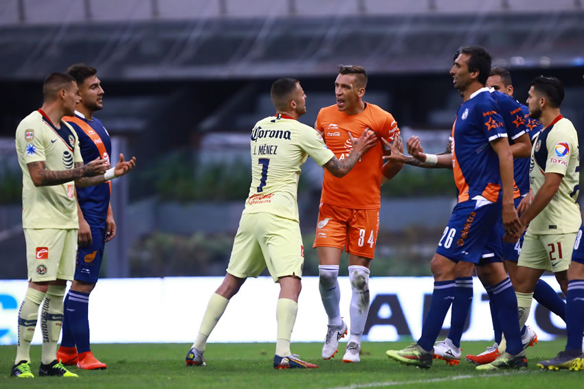 Al jugador de América le molestó que el arquero mostrara su herida a la prensa. (Foto: Imago7)