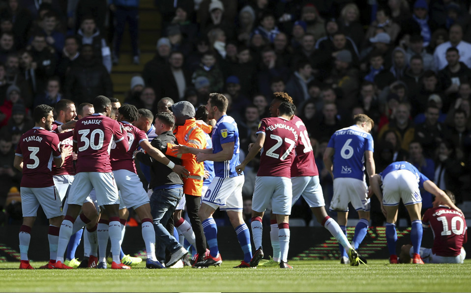 Jack  Grealish, capitán del Aston Villa, fue quien recibió la agresión. (Foto: AP)