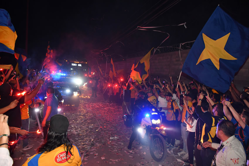 La afición universitaria pudo colgar sus trapos en el Volcán. (Foto: Imago7)