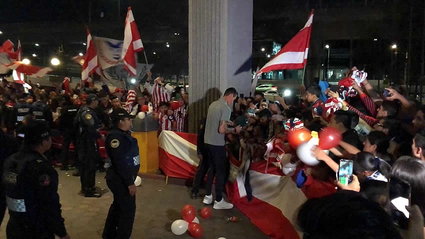 Raúl Gudiño fue el primero en salir a convivir con la afición. (Foto: Enrique Martínez)