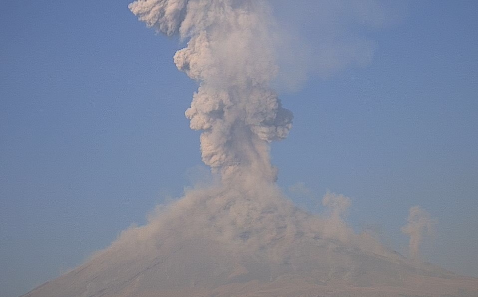 La ceniza podría dirigirse a nueve poblados cercanos. (Foto: @SkyAlertMx)