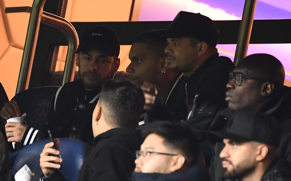 En redes sociales, el brasileño calificó de 'vergüenza' la decisión arbitral del penal que dio con la eliminación del PSG. (Foto: AFP)