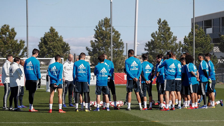 Zidfane ya dirigió a sus jugadores en la primera práctica. (Foto: Real Madrid)