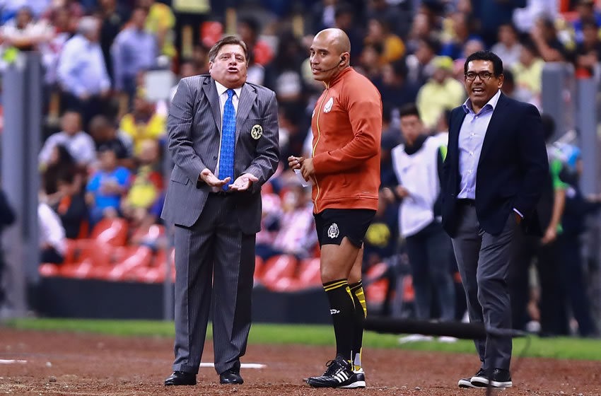 El árbitro Francisco Chacón se mofó del técnico del América, Miguel Herrera. Foto: Imago7
