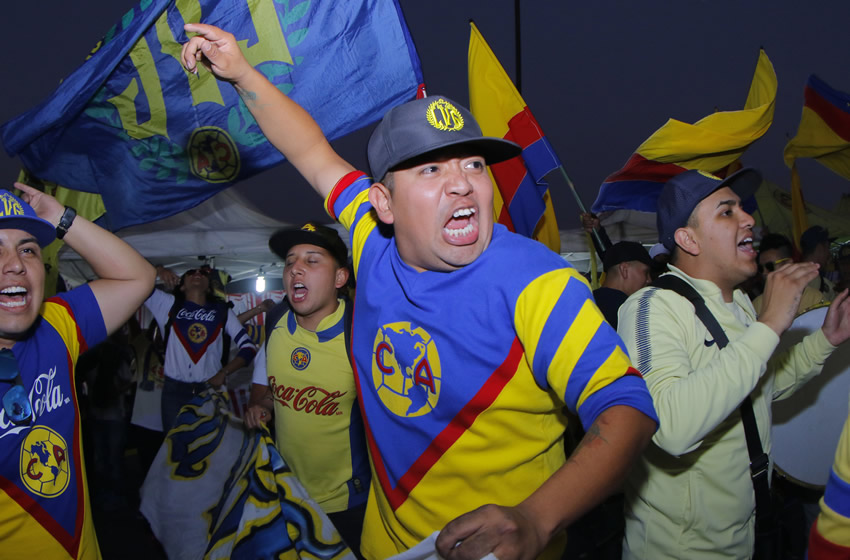 Cerca de 100 aficionados azulcremas recibieron a las Águilas en el aeropuerto. (Imago7)