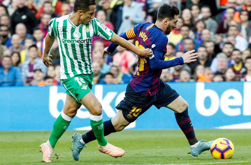 Guardado y el Betis se enfrentarán a Messi y el Barcelona. Foto: EFE