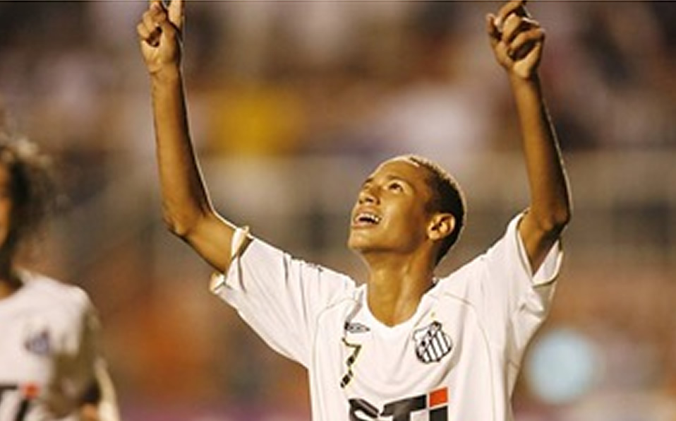 Un 15 de marzo de 2009, Neymar marcó su primer gol con un cabezazo en un juego del Santos. (Foto: Especial)