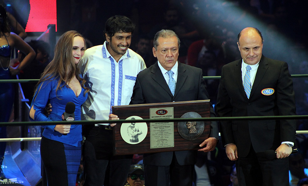 Sofia Alonso y el actor Tenoch hicieron la entrega del trofeo. (Foto: MT)