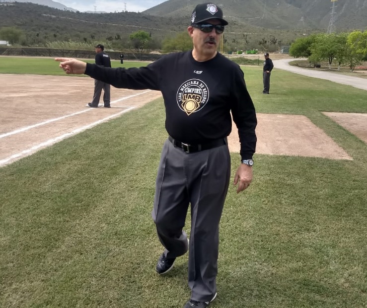 El umpire, Gustavo Rodríguez, de la Confederación Mundial de Beisbol y Softbol. Foto: LMB