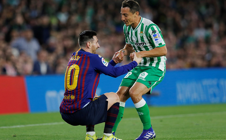 Andrés Guardado jugó condicionado gran parte del partido, le hizo faltas a Messi y Rakitic. (Foto: Reuters)