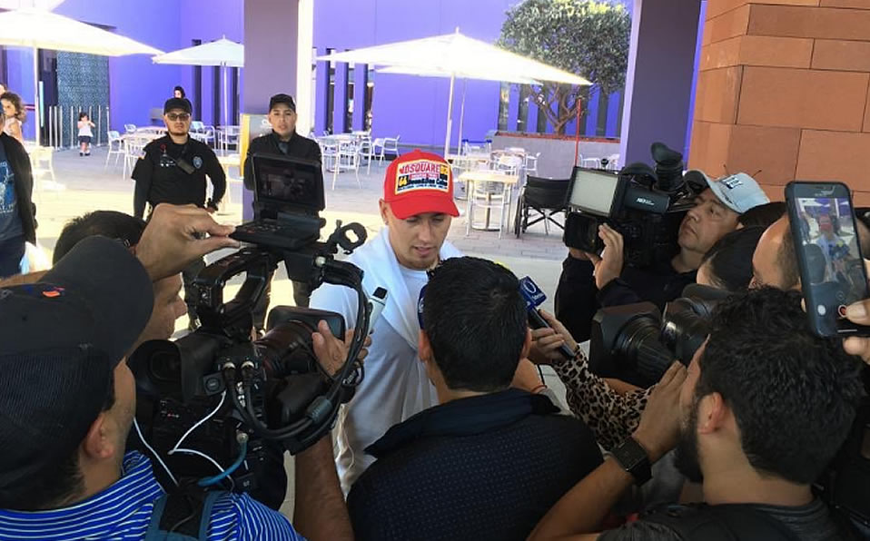 Castillo atendiendo a los medios de comunicación a su llegada. (cortesía)
