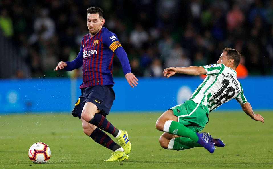 Lionel Messi y Andrés Guardado durante el Betis 1-4 Barcelona. (Reuters)