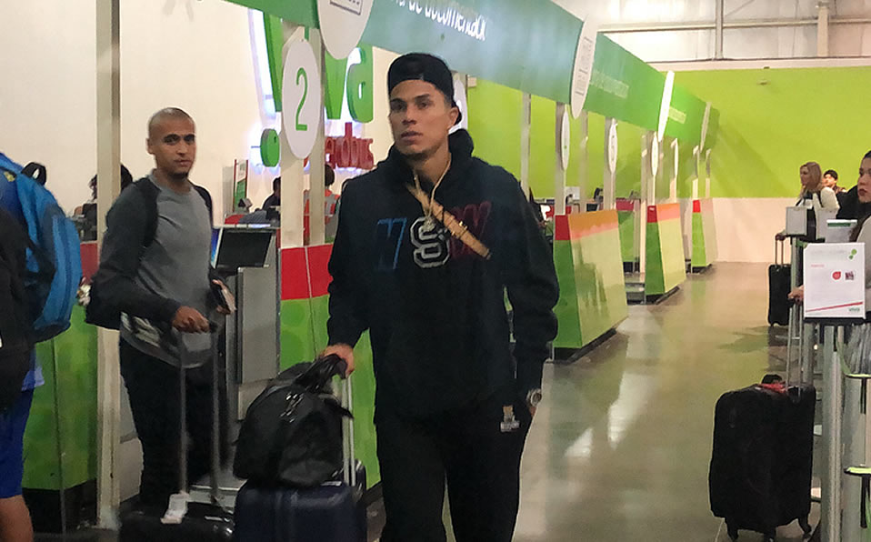 Salcedo en el aeropuerto rumbo a la concentración del Tri. (Especial)