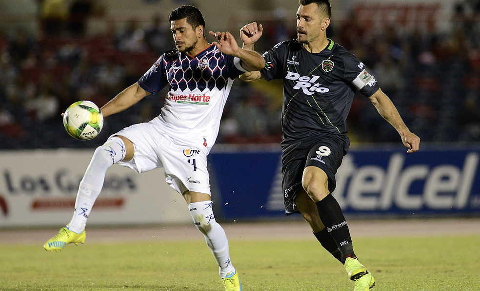 José Saavedra y Leandro Carrijo disputan el esférico. (Foto: Imago7)