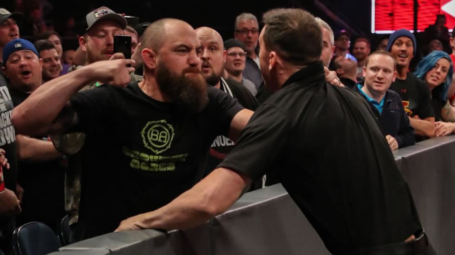 El peleador de UFC golpeó a un miembro de la seguridad. (Foto: WWE)