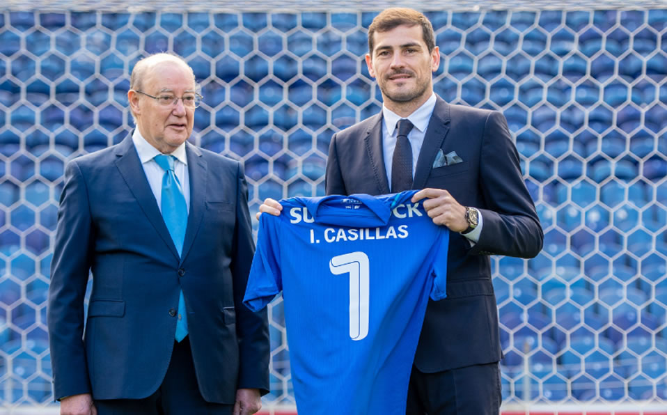 Casillas y el anuncio de su continuidad con el Porto por un año más. (Porto)