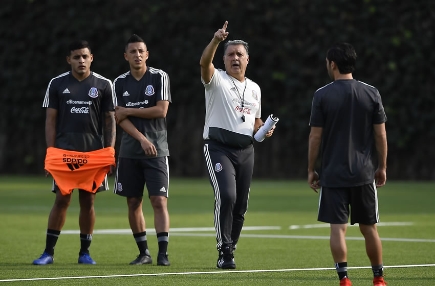 Tata Martino junto a elementos que militan en la Liga MX, como Vega y Alvarado. Foto: Imago7