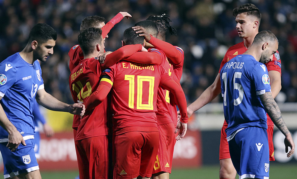 Hazard es felicitado tras abrir el marcador frente a Chipre. (Foto: AFP)