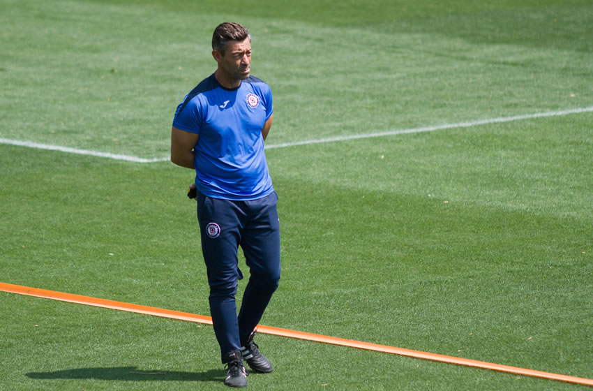 Pedro Caixinha regresó al trabajo tras ausentarse por un cuadro gripal. Foto: Imago7
