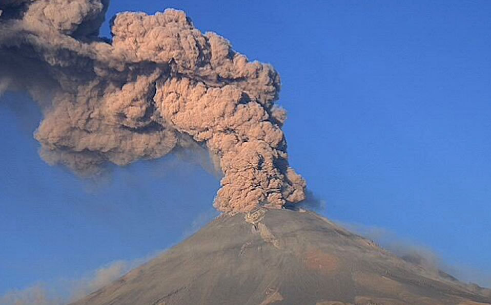 Por la mañana, a las 06:51 horas, el Popocatépetl. (Especial)