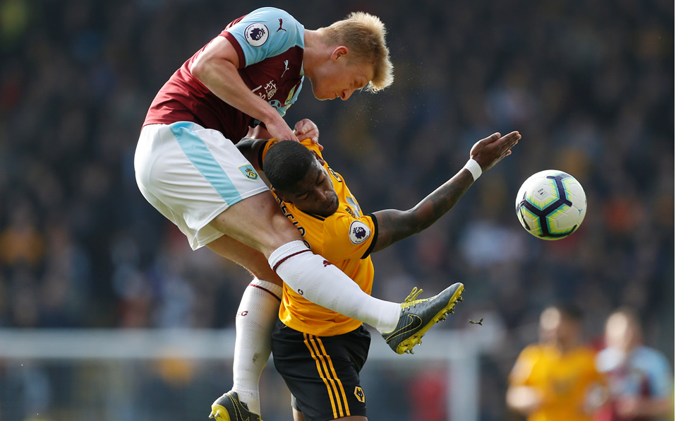 Poca creatividad hubo en las ofensivas de ambos clubes, pero Burnley manejó mejor el partido. (Foto: Reuters)