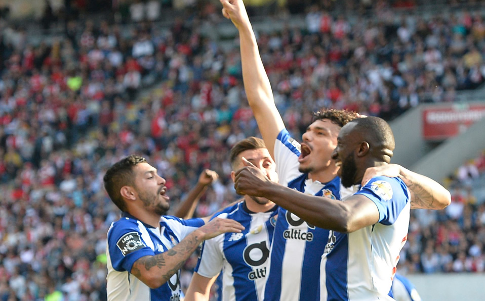 Héctor Herrera y Tecatito festejan con Tiquinho el gol de la victoria. (Foto: AFP)