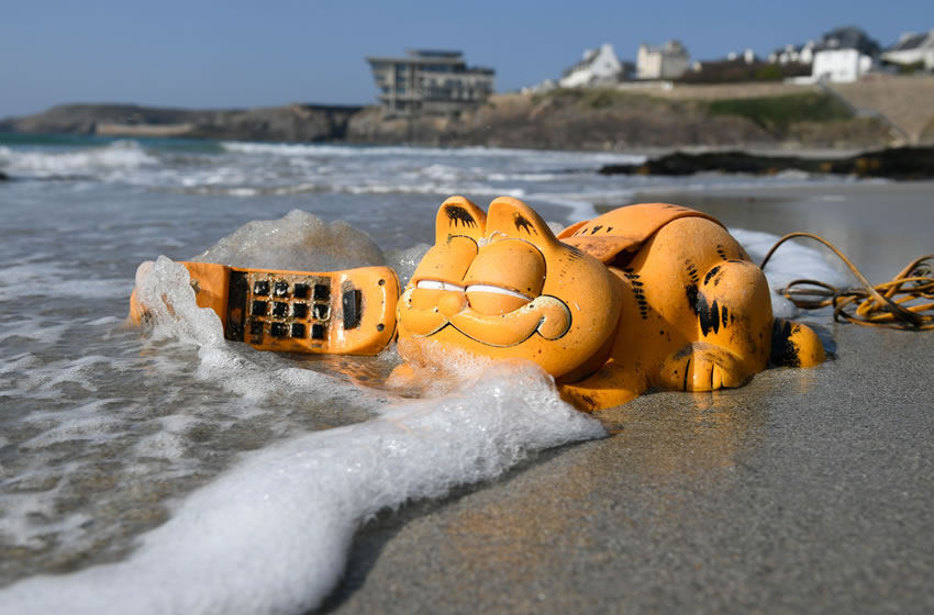 Tuvieron que pasar 30 años para que se descubriera por qué aparecían teléfonos de Garfield en las playas de Francia. Foto: AFP