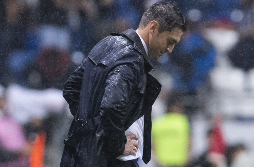 Diego Alonso salió triste y al mismo tiempo molesto de la cancha tras el 2-2. (Mexsport)