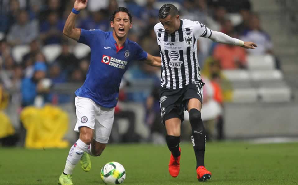 La acción donde se lesionó el jugador celeste. (Imago 7)