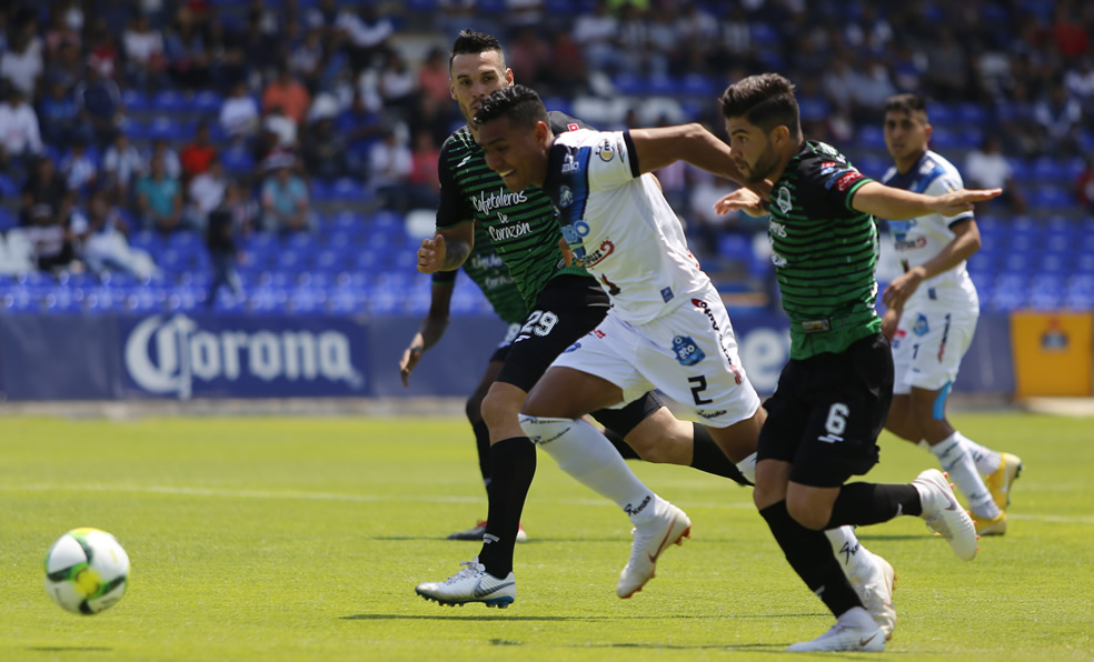 Luis Lozoya y Nestor Olguin disputan el esférico. (Foto: Imago7)