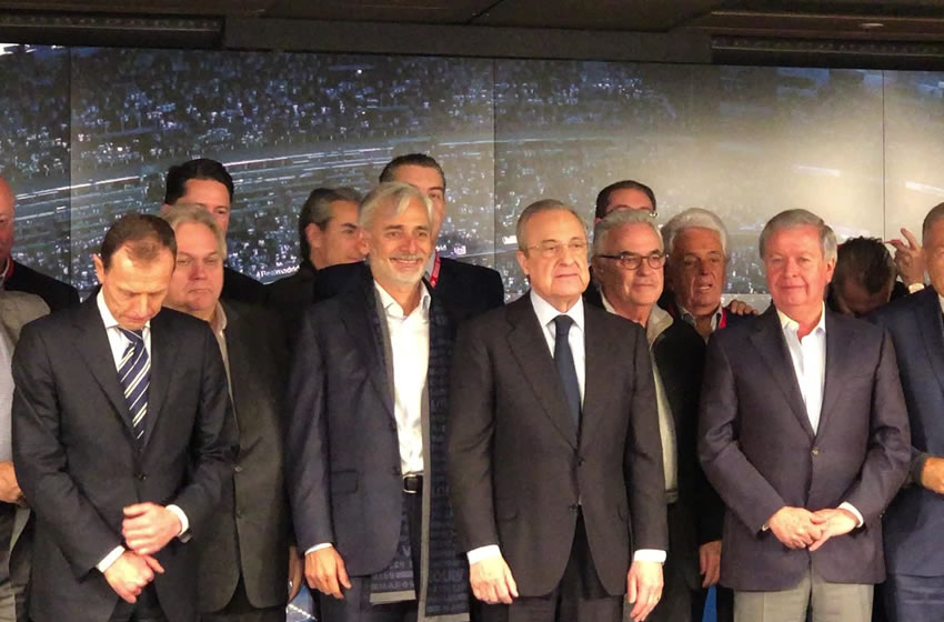 Florentino Pérez junto a la comitiva mexicana encabezada por Yon de Luisa, Jesús Martínez y Enrique Bonilla, entre otros.
