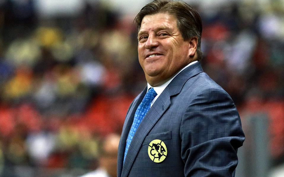 Miguel Herrera bromeó con el reportero de Televisa, Fernando Jesús Torres. (Imago7)