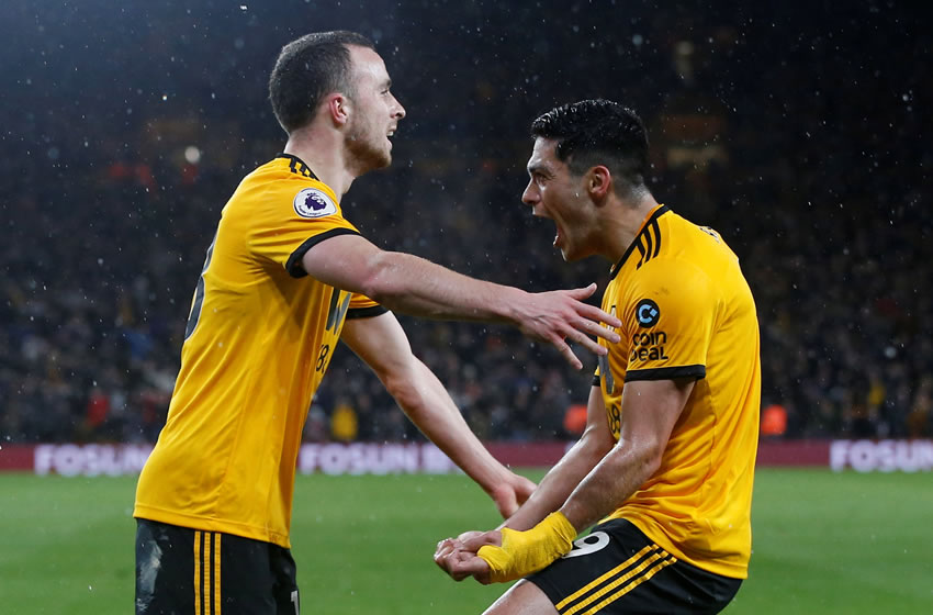 Raúl Jiménez dio el pase para el primer gol con el que los Wolves ganaron. Foto: Reuters
