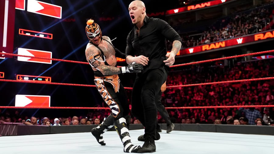 Rey Mysterio se lesionó ante Baron Corbin. (Foto: WWE)