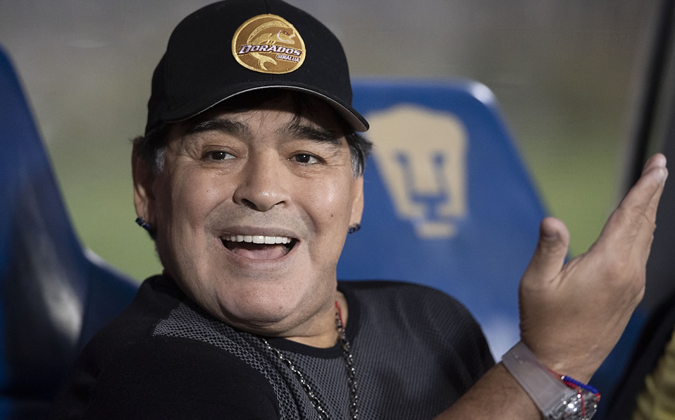 Enfundado en su ropa de entrenador del Gran Pez, Maradona envió un mensaje a la afición xeneize. (Foto: Imago7)