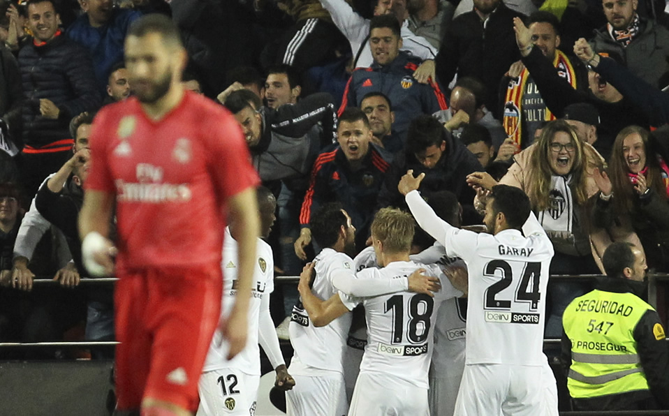 Los goles del Valencia fueron obra de Guedes y Garay, mientras que por Real Madrid descontó Benzema. (Foto: AP)
