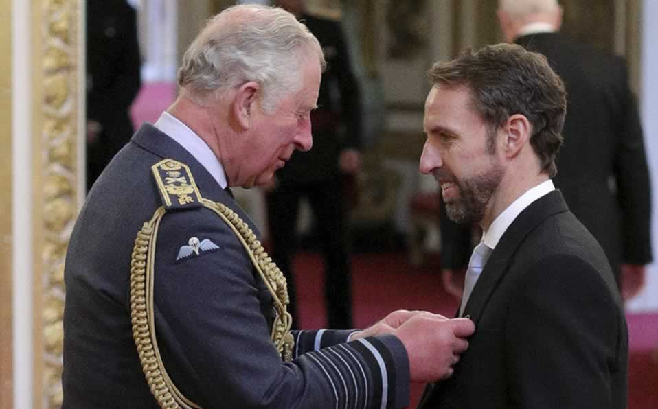 Harry Kane, fuera condecorado también en la residencia oficial de la reina Isabel II. (AFP)