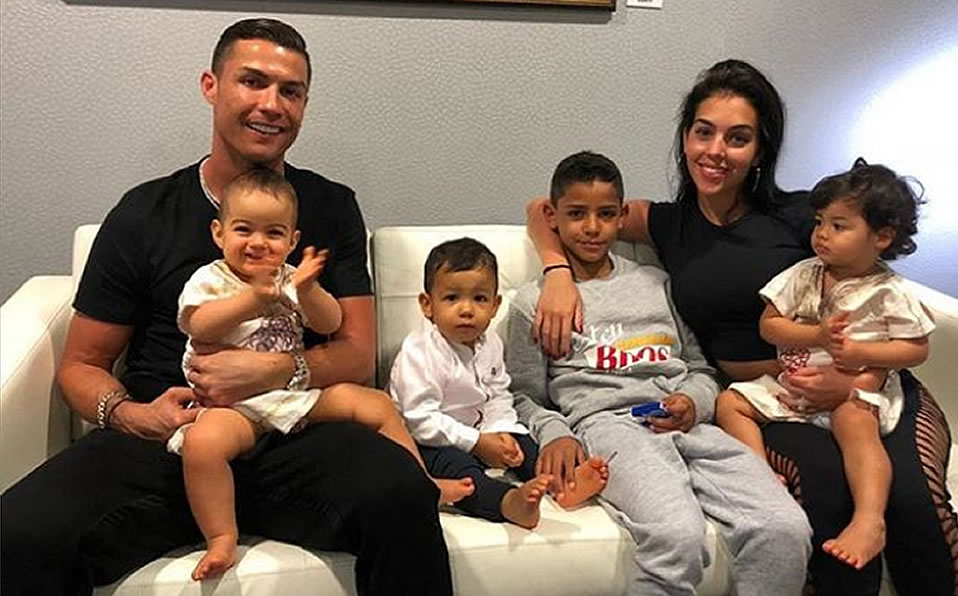Geo, Cristiano y sus cuatro hijos. (Instagram)
