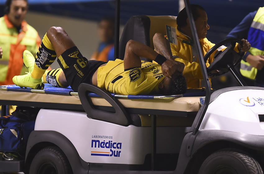 El peruano salió de inmediato del terreno de juego entre lágrimas. (Mexsport)