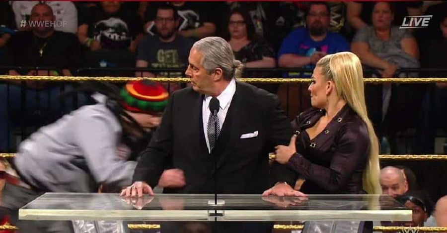 El individuo saltó sobre el mítico luchador. (Foto: WWE)