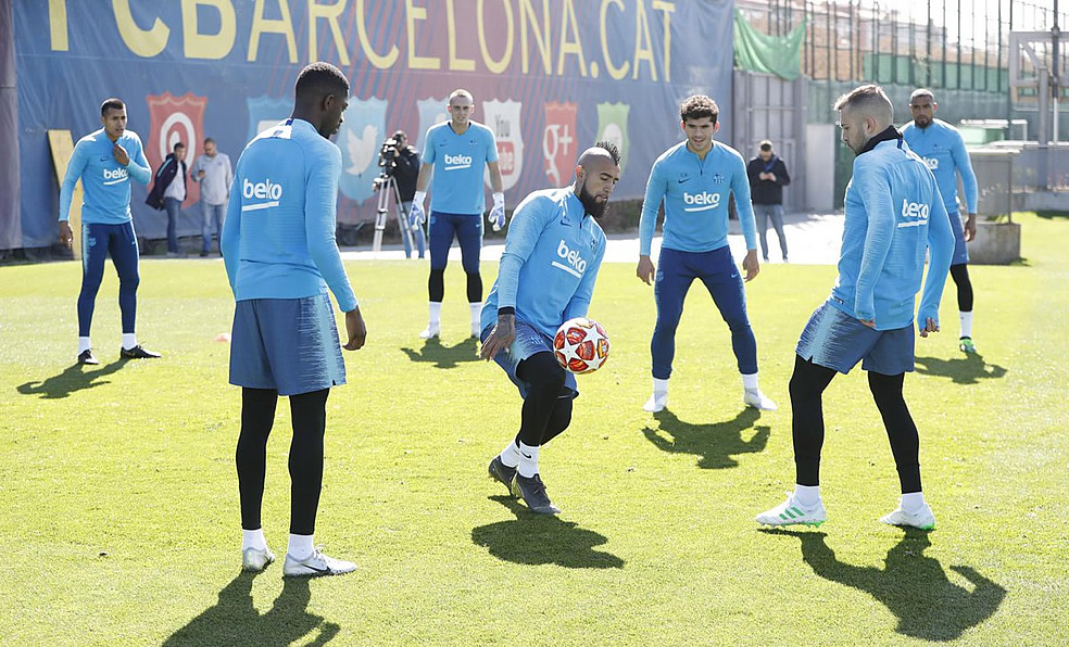Dembélé entrenó al parejo del equipo y viaja a Manchester. (Foto: @FCBarcelona)