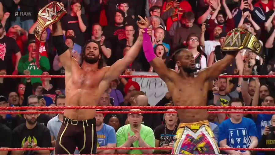 Los dos campeones salieron con sus cetros. (Foto: WWE)
