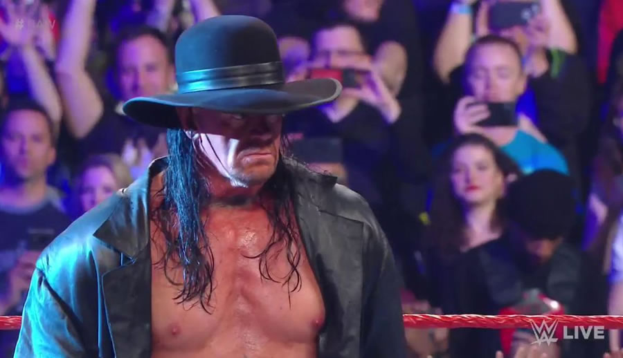 The Undertaker masacró a Elias. (Foto: WWE)