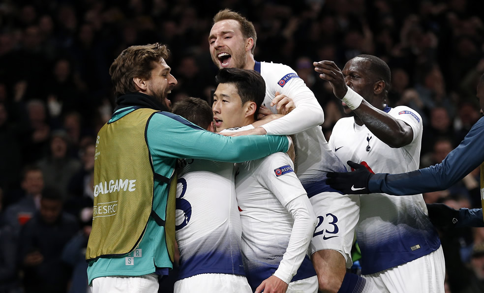 Son es felicitado tras anotar el único gol del partido. (Foto: AFP)