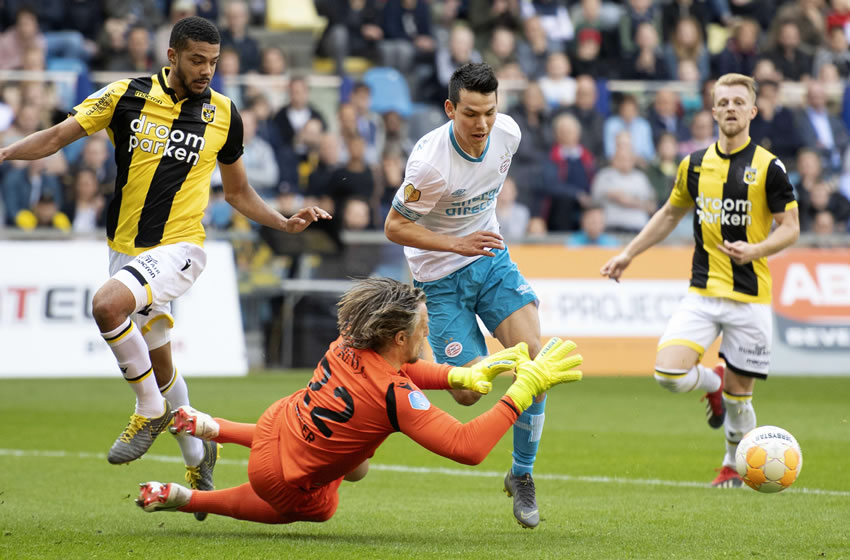Hirving Lozano y la jugada que generó polémica al sancionarse como penalti. Foto: EFE
