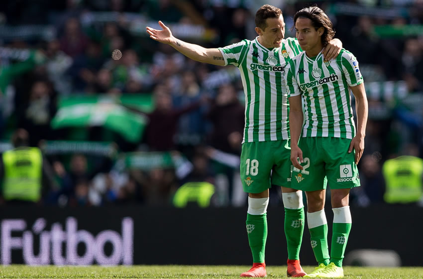Andrés Guardado ha estado muy al pendiente del acoplamiento de Lainez en el Betis. Foto. Mexsport