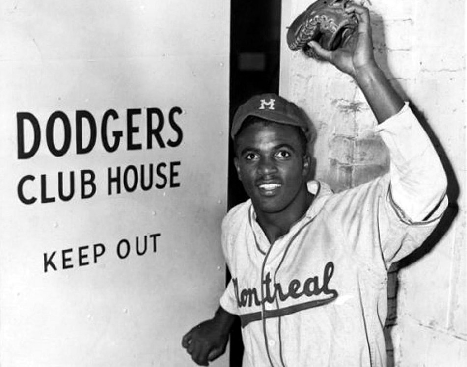 Jackie Robinson entrando por primera vez al vestidor de los Dodgers. Foto: @OTBaseballPhoto