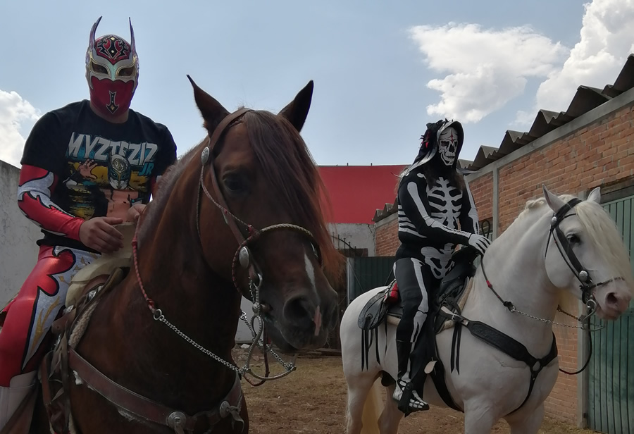 Mysteziz Jr. y La Parka montaron a caballo previo a la Feria. (Foto: AAA)