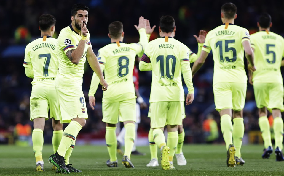 Suárez remató en la jugada del gol, pero Shaw fue quien terminó por meter el balón en propia puerta. (@FCBarcelona_es)