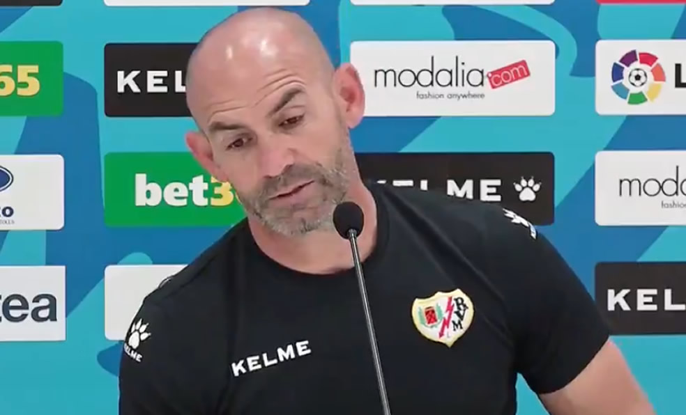 Jémez no tuvo más remedio que interactuar con el único periodista presente.  (Foto: Captura)